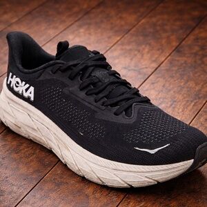 HOKA One Arahi 7 Black Running Shoes – Women’s 7.5 / Men’s 6